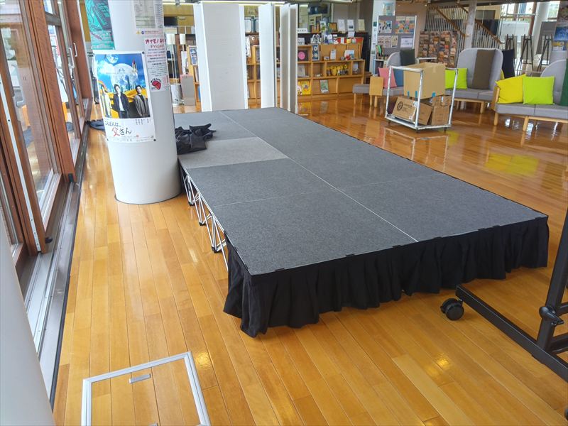 東京でレンタルできる簡易ステージの式典での現場の様子