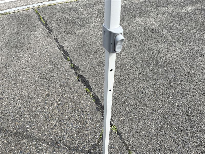 ワンタッチテント(黒) 高さ調整ボタン